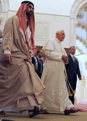 pope-walking